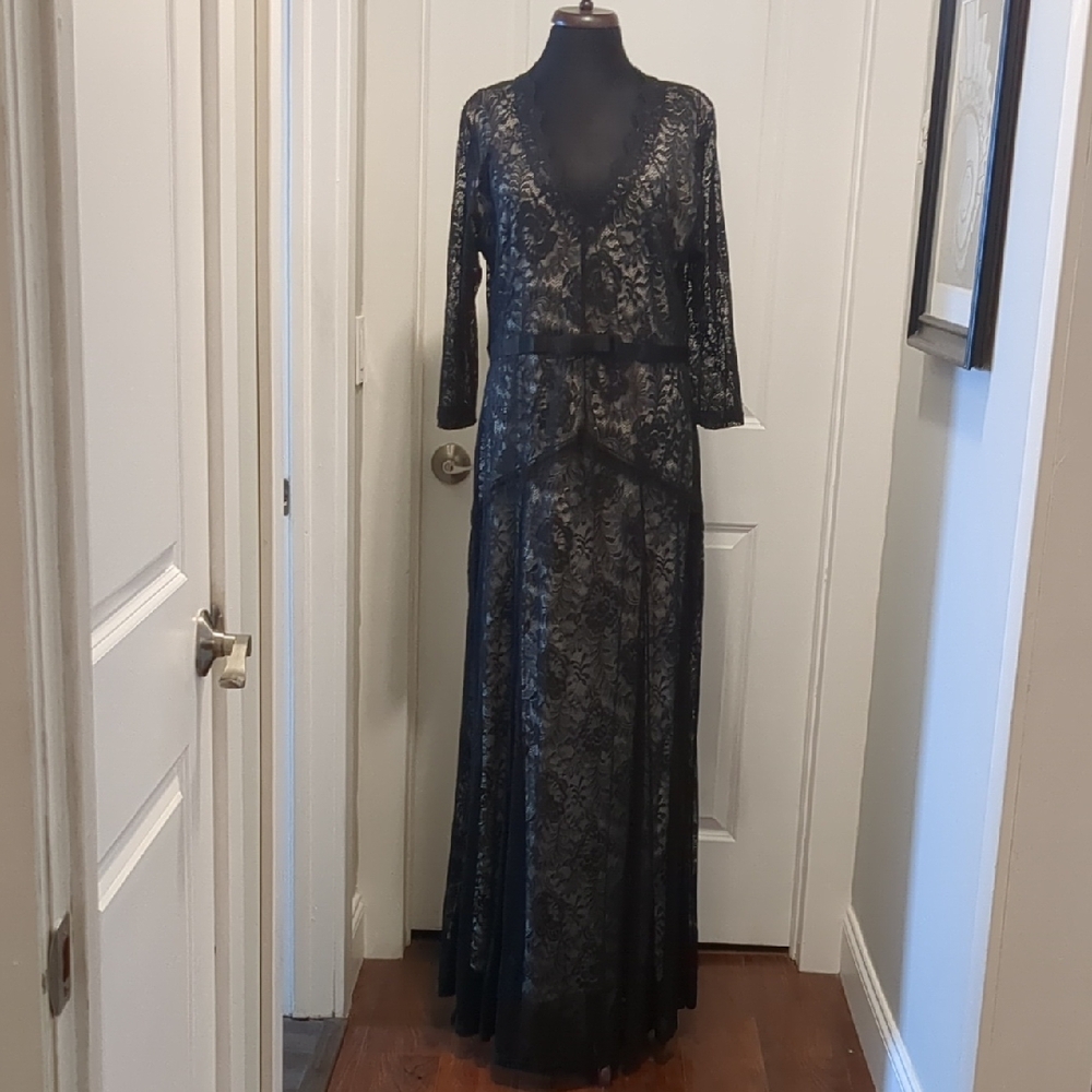 Elegant Black Lace Evening Gown